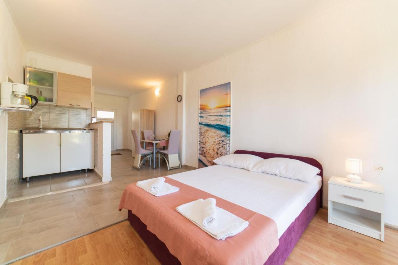 Apartment Livaja Kastel Novi Екстер'єр фото