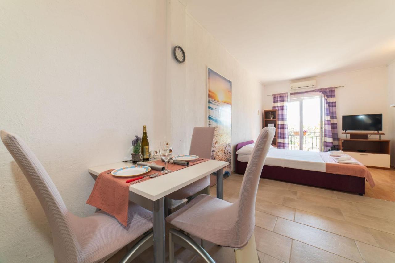 Apartment Livaja Kastel Novi Екстер'єр фото